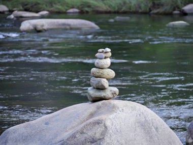 Nehirde kayalar ustalıkla üst üste yığılmış.