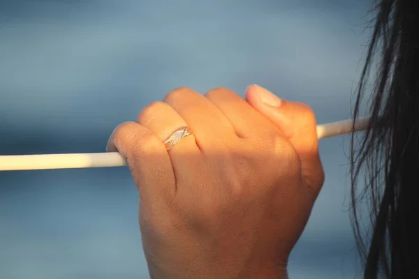 Bir Kadının Elini Bir Halata Tutunmuş Bir Yüzükle Kapat — Stok fotoğraf