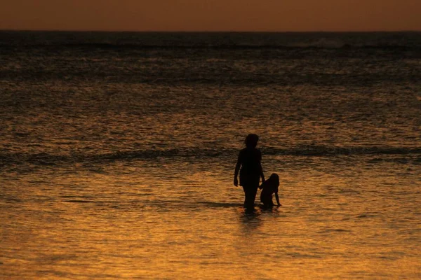 Silhouette Woman Child Wading Beach Sunset — Stock Photo, Image