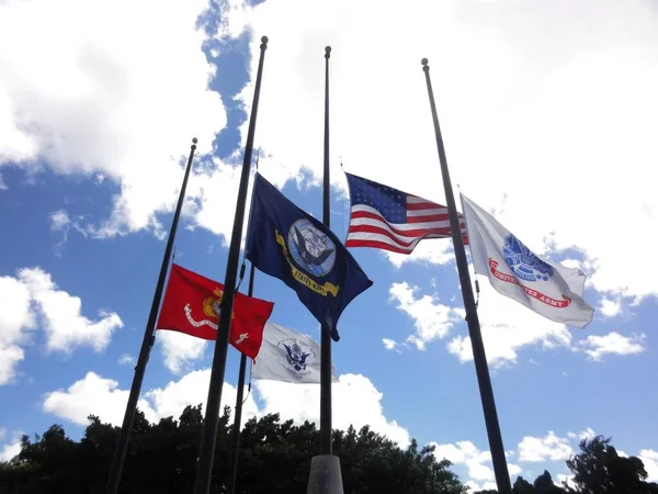 Vojenské Vlajky Usa Visí Půl Štábu Nádhernou Oblohou Pozadí — Stock fotografie