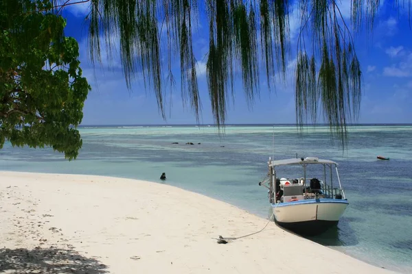 小船停泊在热带岛屿的白色沙滩上 — 图库照片
