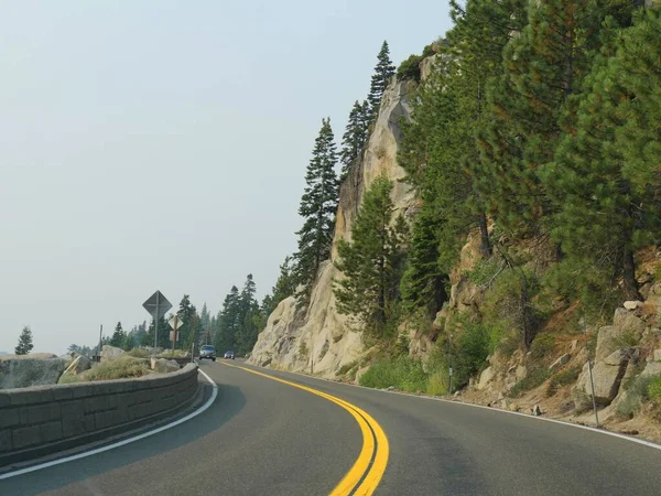 Δρόμος Κατά Μήκος Των Ψηλών Βράχων Στον Αυτοκινητόδρομο Κατεύθυνση Προς — Φωτογραφία Αρχείου