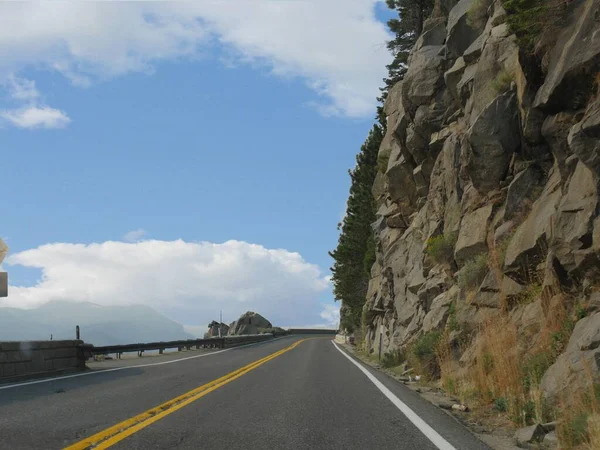 Εκπληκτική Θέα Κατά Μήκος Των Ψηλών Βράχων Στον Αυτοκινητόδρομο Κατεύθυνση — Φωτογραφία Αρχείου
