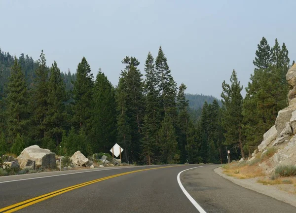 Kurvenreicher Highway Mit Hohen Kiefern Straßenrand Richtung South Lake Tahoe — Stockfoto