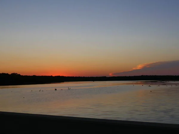 Amplio Plano Una Hermosa Puesta Sol Sobre Lago — Foto de Stock