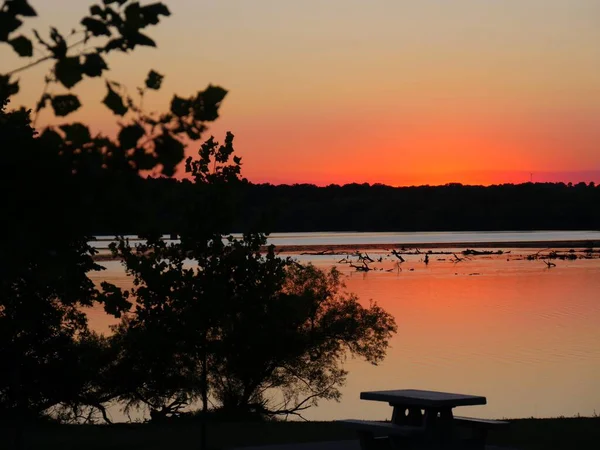 Beau Coucher Soleil Bord Lac Avec Banc Béton Bord Lac — Photo