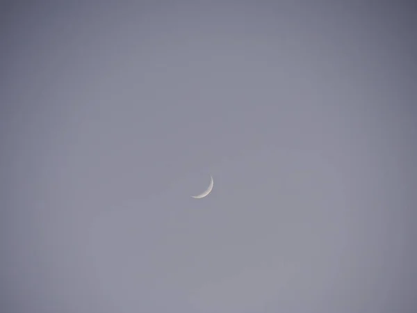 Weitwinkelaufnahme Des Himmels Mit Blasser Zunehmender Mondsichel — Stockfoto