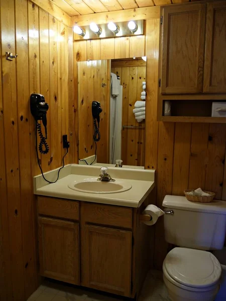 Banheiro Madeira Brilhante Com Amenidades Modernas — Fotografia de Stock