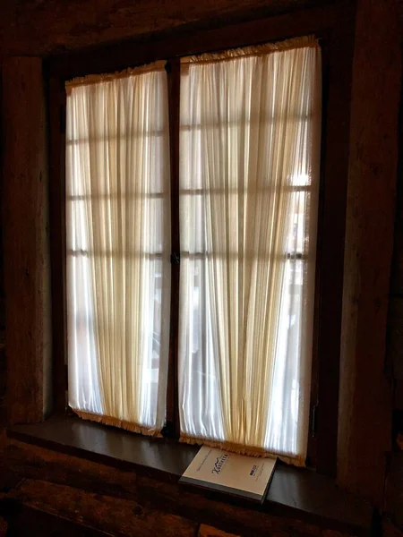 Ventana Con Cortinas Blancas Amarillas Una Cabaña Madera — Foto de Stock