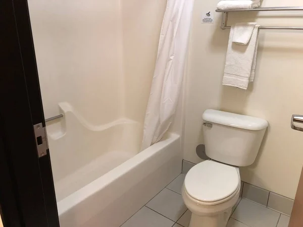 バスタブ付きのモダンなホテルの部屋でトイレとバス — ストック写真