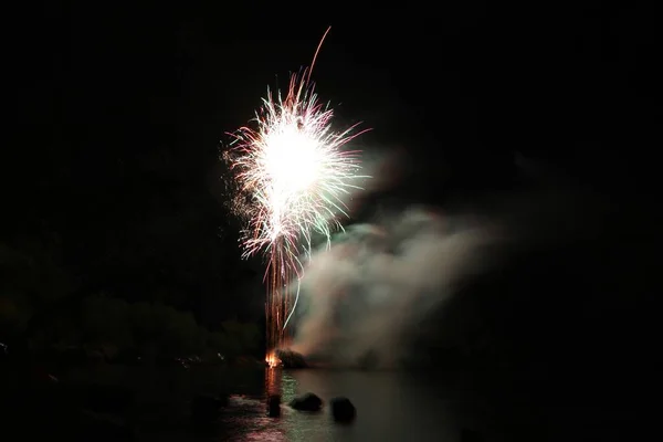 水面に映る花火の広いショット — ストック写真