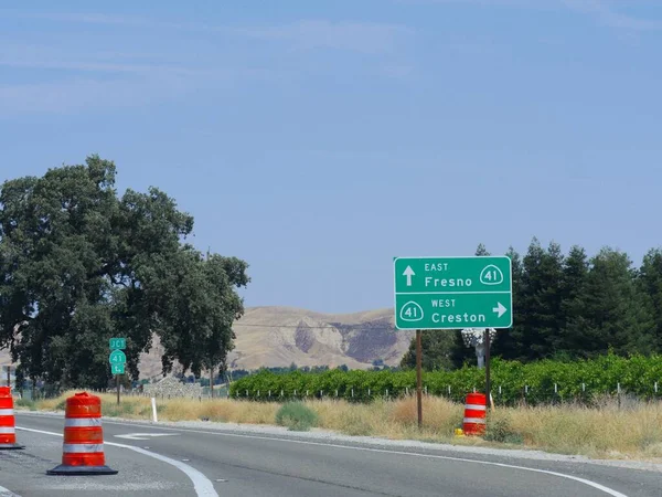 Znaki Drogowe Wzdłuż Autostrady Wskazówkami Fresno Creston Kalifornia — Zdjęcie stockowe