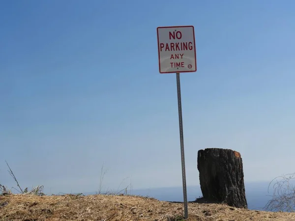 Brak Znaku Parkingowego Wzdłuż Drogi Pobliżu Klifu — Zdjęcie stockowe
