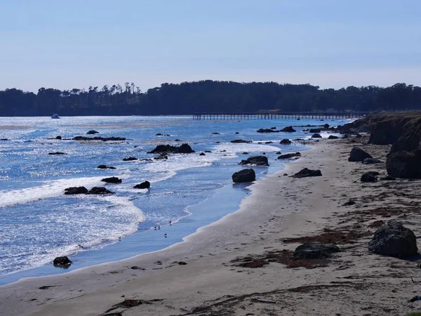 Средний Снимок Красивого Пляжа Сан Симеоне Вдоль Шоссе Калифорния — стоковое фото