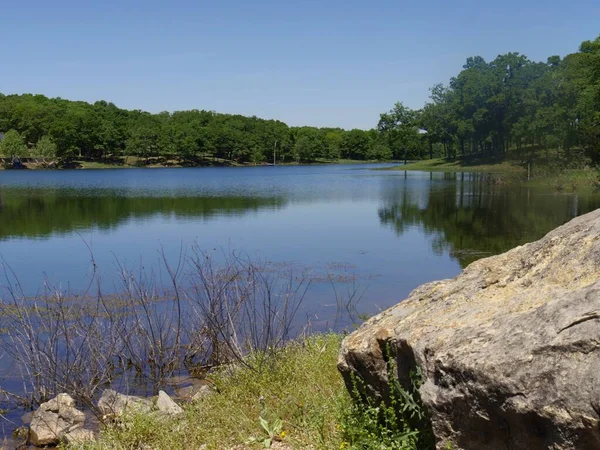 Vista Panorâmica Lago Com Uma Grande Rocha Costa — Fotografia de Stock