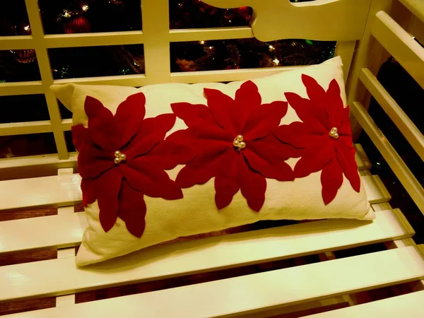 Τρία Μεγάλα Κόκκινα Λουλούδια Από Τσόχα Μαξιλάρι Που Χρησιμοποιείται Χριστουγεννιάτικη — Φωτογραφία Αρχείου
