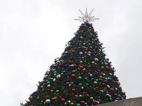Πάνω Πλάνο Ενός Γιγαντιαίου Εξωτερικού Χριστουγεννιάτικου Δέντρου Λευκό Backgroud — Φωτογραφία Αρχείου