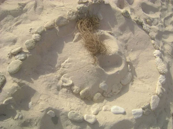 Arena Blanca Fina Con Pequeñas Piedras Blancas Alrededor Montículo — Foto de Stock