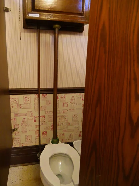 Toaletă Modă Veche Dulap Apă Din Lemn Partea Sus — Fotografie, imagine de stoc