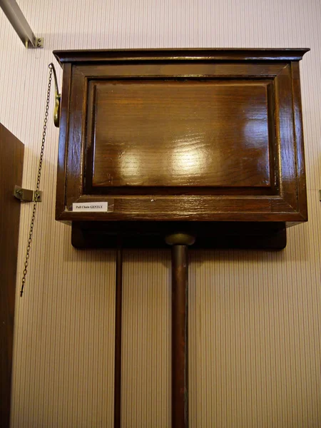 Dřevěná Skříň Vodu Staromódním Záchodě Starého Domu — Stock fotografie