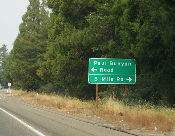 Papan Nama Jalan Dengan Arah Jalan Paul Bunyan Highway California Stok Gambar Bebas Royalti