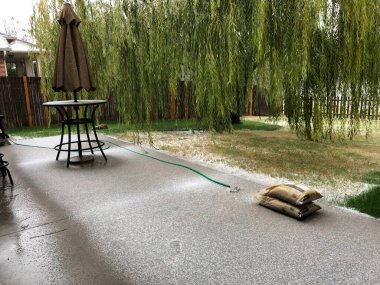 Ekim ayı kar yağışı kısmen arka bahçeyi kaplıyor  