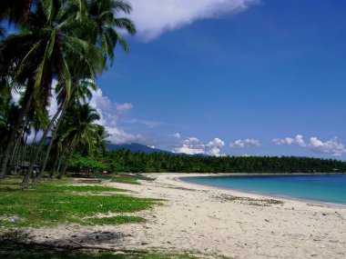 Güzel beyaz kumsallar ve Dahican Sahili 'nin el değmemiş mavi suları Davao Oriental, Filipinler.