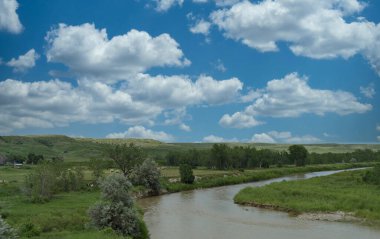 Güney Dakot 'ta Cheyenne Nehri akan güzel bir manzara.