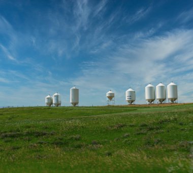Güney Dakota 'da bir çiftlikte depolanmak için geniş çaplı metal kutular.