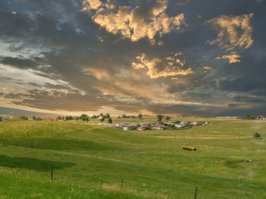 Güney Dakota 'da muhteşem gökyüzü olan geniş bir tarla manzarası.