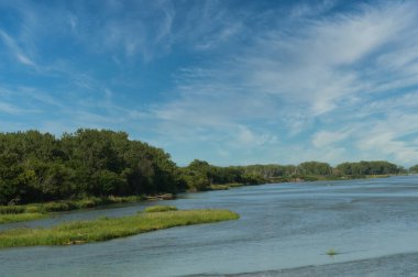 Nebraska, Alma 'daki Charlan County Gölü' nün bir tarafında..