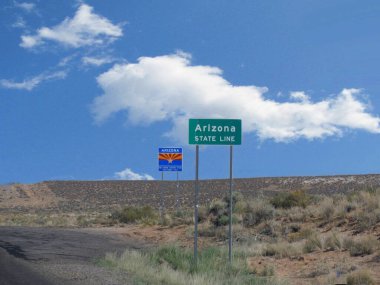 Arizona eyalet sınırındaki yol kenarı tabelası Utah 'tan geliyor.