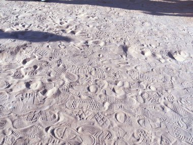 Yüzlerce insanın kumsalda bıraktığı çeşitli ayakkabı izleri.