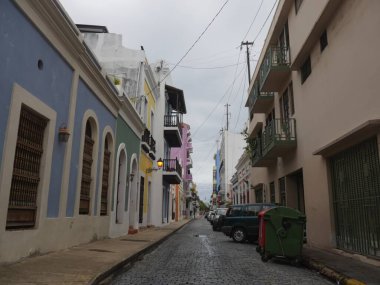 San Juan, Puerto Rico- Ocak 2017: Eski San Juan bölgesinde renkli antika binalar ve kaldırım taşı caddeler. 