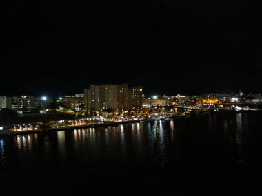 San Juan, Puerto Rico- Ocak 2017 Porto Riko limanının geniş açılı görüntüsü ve gece ışıkları suya yansıyor..