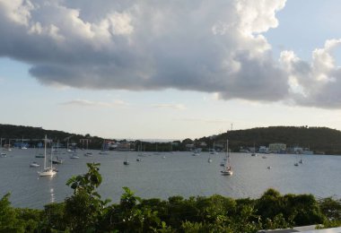 Culebra, Puerto Rico- Ocak 2017: Gökyüzünde muhteşem bulutlar olan tekneler ve yatlarla Culebra gölünün manzarası 