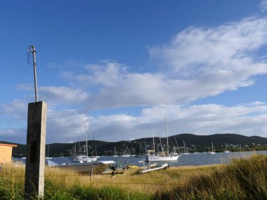 Culebra, Puerto Rico- Ocak 2017 Culebra gölünün liman manzarası ve suda yatlar.