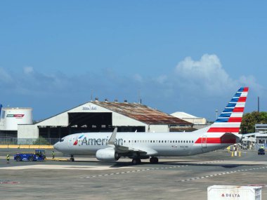 San Juan, Porto Riko - Ocak 2017: Porto Riko Uluslararası Havaalanı 'nda bir Amerikan Havayolları uçağı.