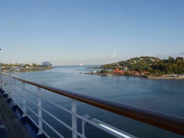 Castries, Saint Lucia- Ocak 2017 Castries seyir terminali ve Saint Lucia limanı bir geminin güvertesinde görüldü..