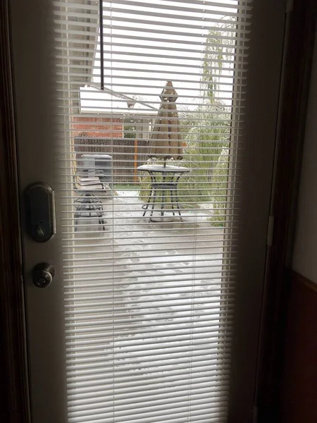 Vista Através Das Cortinas Uma Porta Mostrando Neve Uma Tarde — Fotografia de Stock