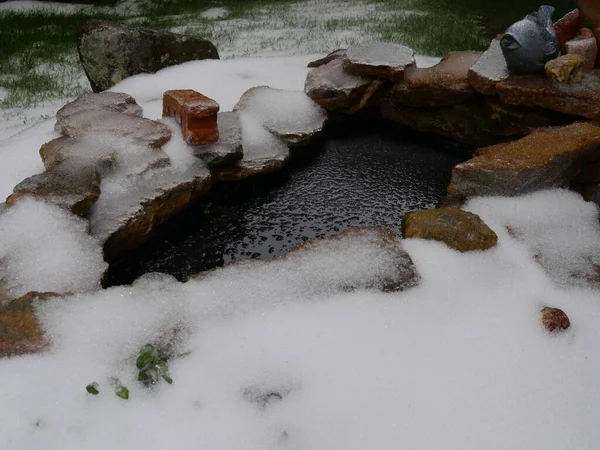 Lód Śnieg Podczas Burzy Śnieżnej Ziemi Zamrażając Wodę Małym Stawie — Zdjęcie stockowe