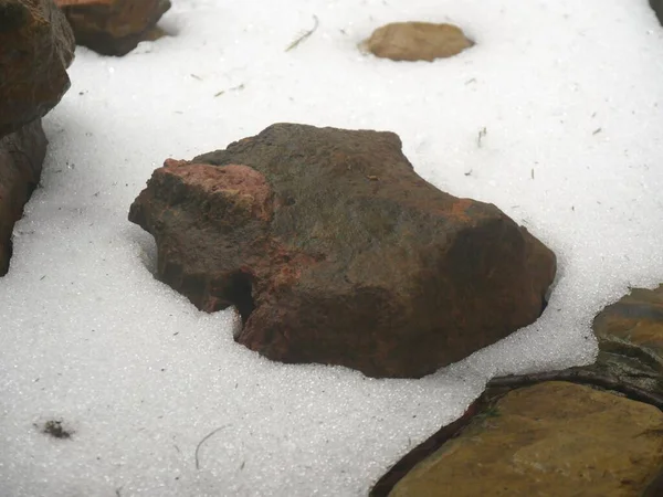 Rocas Rodeadas Nieve Fresca Suelo — Foto de Stock