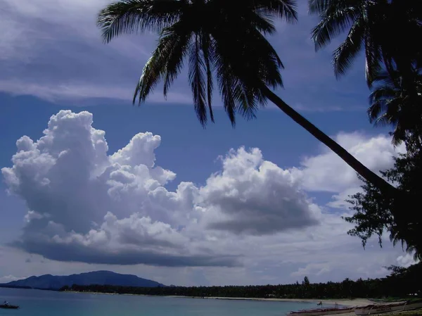 Prachtige Wolken Boven Wateren Van Een Tropisch Strand Met Een — Stockfoto