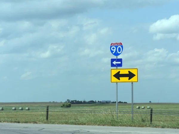 Señal Intersección Largo Carretera Con Tierras Cultivo Distancia — Foto de Stock