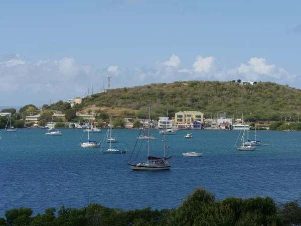 Culebra Puerto Rico January 2017 水の中にボートやヨットとCulebraラグーンの青い水 — ストック写真