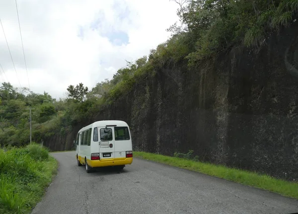 Soufriere Saint Lucia 1月2017 バスはSoufriereの風光明媚な道路に沿って移動します セントルシア — ストック写真