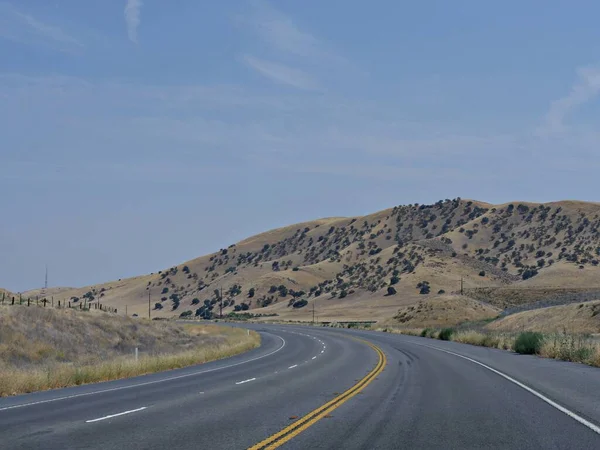 Widok Wzdłuż Autostrady Rzadkimi Drzewami Wzgórzach Kalifornia — Zdjęcie stockowe