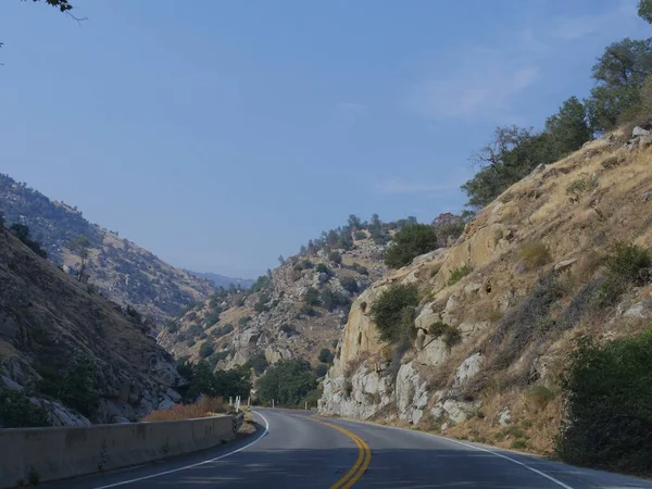 Дорога Керн Каньон Шоссе Каллифорния 178 Окружена Скалистыми Горами Обеих — стоковое фото