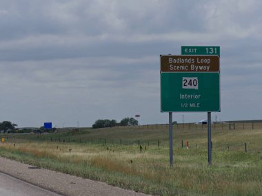 Güney Dakota 'daki Çorak Topraklar Geçidi' ne giden yol kenarı tabelasının geniş açılışı..