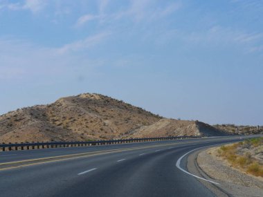 Kaliforniya 'da eyaletler arası yol manzarası.